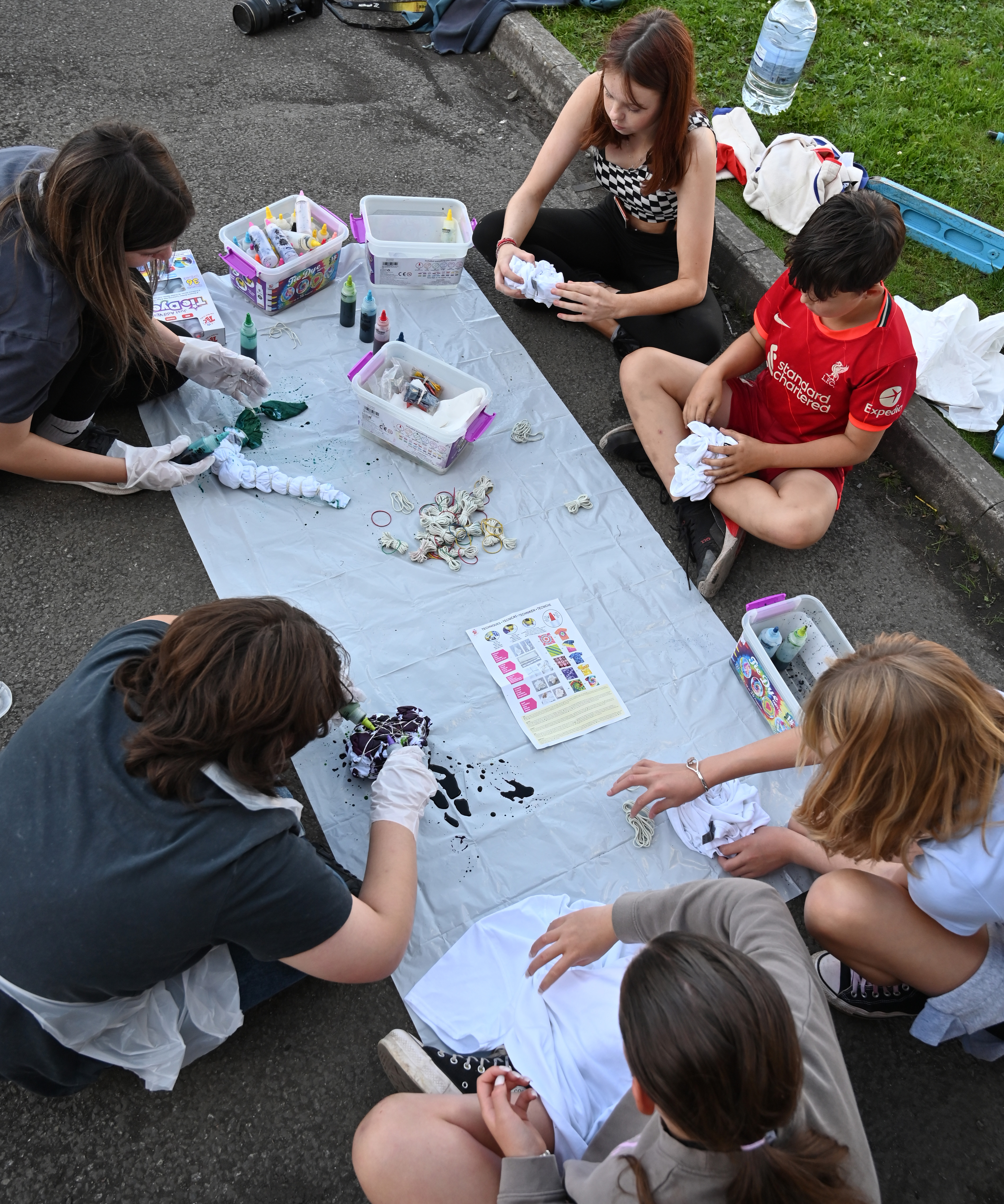 young-people-enjoy-tie-dye-activities-at-under-the-bridge-1.jpg